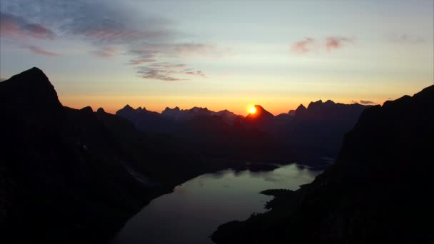 Sol de medianoche en Lofoten en Noruega — Vídeos de Stock