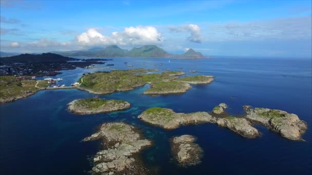 Vuelo sobre pequeños islotes cerca de Ballstad en las islas Lofoten — Vídeos de Stock