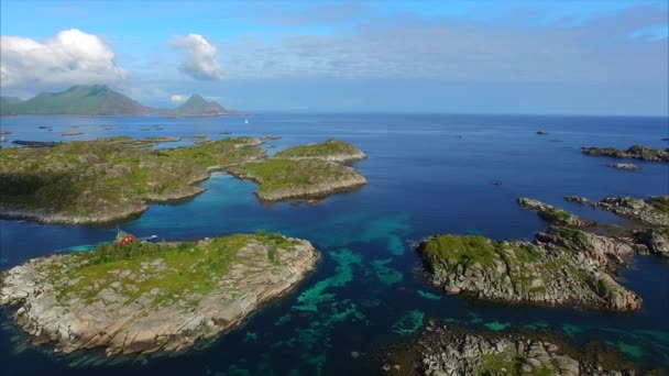 Скелясті острівці на Лофотенских островах у Норвегії — стокове відео
