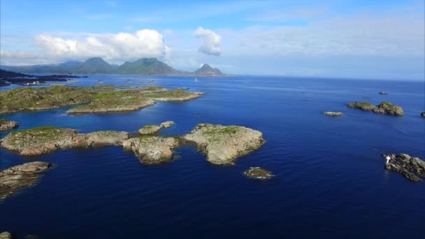 Wysepki skaliste w pobliżu Ballstad na Wyspach Lofotów — Wideo stockowe