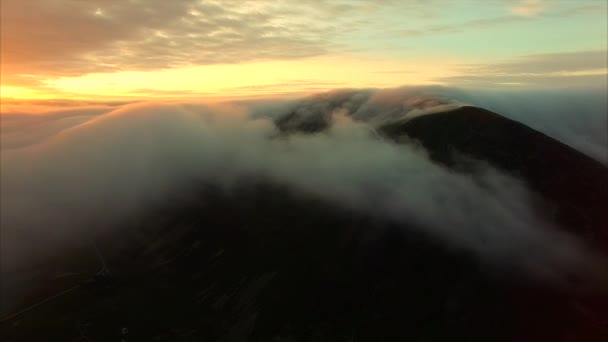 Sole di mezzanotte sopra le nuvole sulle isole Lofoten — Video Stock