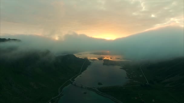 Sole di mezzanotte da sopra le nuvole sul Lofoten — Video Stock