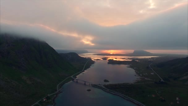 Pôr-do-sol nublado nas ilhas Lofoten, imagens aéreas — Vídeo de Stock