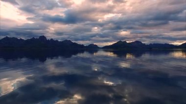Norveç'te Vesteralen adalarına fiyort üzerinde uçan