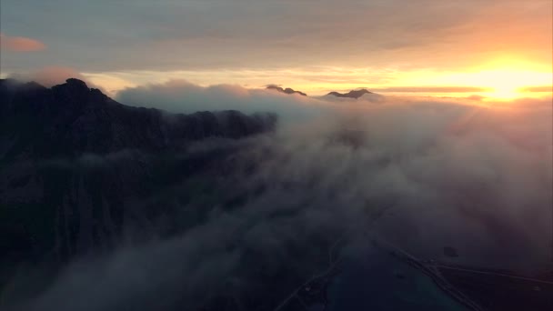 Flygbild över kvällssolen ovanför molnen i Norge — Stockvideo