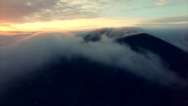 Mitternachtssonne über den Wolken in Norwegen — Stockvideo