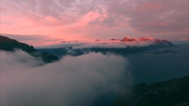 Picos de montanha iluminado pelo sol da meia-noite em Lofoten — Vídeo de Stock