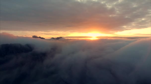 Sole di mezzanotte sopra le nuvole sul Lofoten in Norvegia — Video Stock