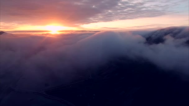 Εναέρια θέα του ήλιου στα μεσάνυχτα πάνω από τα σύννεφα στη Νορβηγία — Αρχείο Βίντεο
