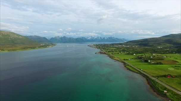 Luchtfoto van Sorland op de Vesteralen eilanden in Noorwegen — Stockvideo