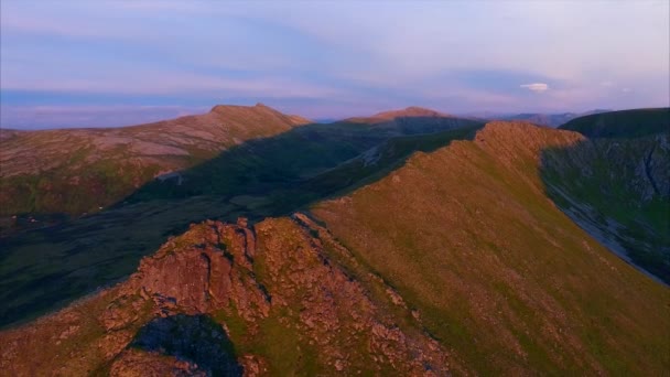 Гірський хребет на Andoya з повітря запалені опівночі НД — стокове відео