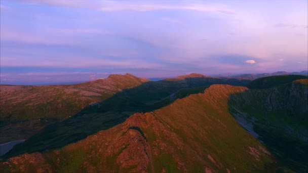 Bergen på Andoya, Norge, från luft upplyst av midnattssol — Stockvideo