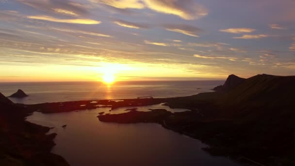 Norveç'te gece yarısı güneşinin havadan görüntüleri — Stok video