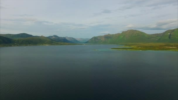 Zdjęcia lotnicze wybrzeża na Wyspach Vesteralen — Wideo stockowe