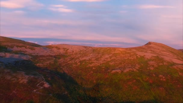 Горы, освещенные полуночным солнцем в Норвегии — стоковое видео