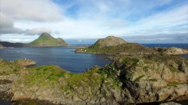 Norveç'te Lofoten adalarında pitoresk kayalık adalar, havadan görünüm