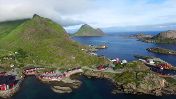 Resort turístico de Mortsund nas ilhas Lofoten, na Noruega, vista aérea — Vídeo de Stock