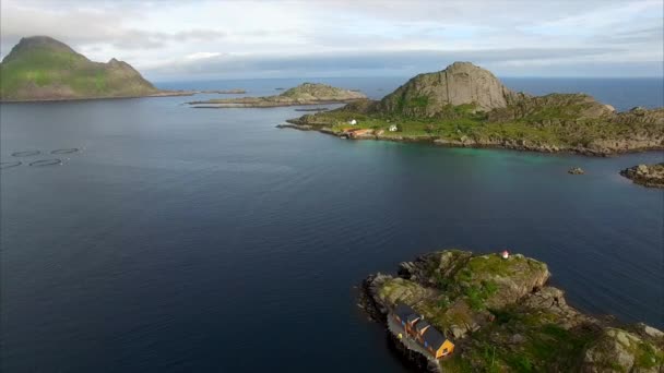 Aérien de petits ports de pêche sur les îles Lofoten en Norvège — Video