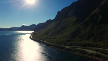 Lofoten adalarında doğal sahil yolu