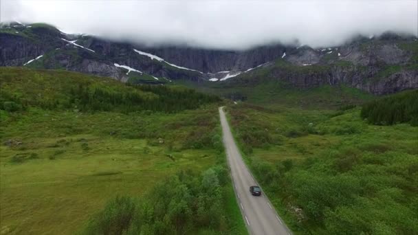 Luchtfoto van de weg op de Lofoten eilanden — Stockvideo