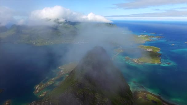 Flyga över bergstopp på Lofoten — Stockvideo