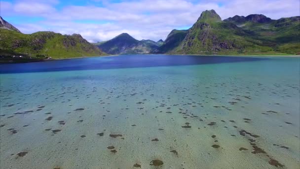 Naturskön utsikt över fjorden på Lofoten i Norge — Stockvideo