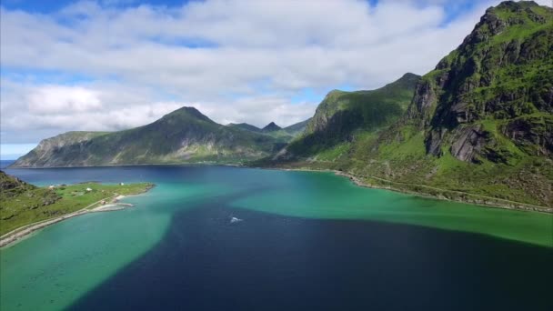 Fiordo pintoresco en Lofoten en Noruega — Vídeo de stock