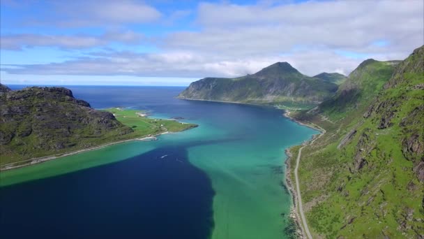 Flyga över fjorden på Lofoten öar — Stockvideo