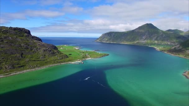 Hoch über dem Fjord auf den Lofoten in Norwegen — Stockvideo