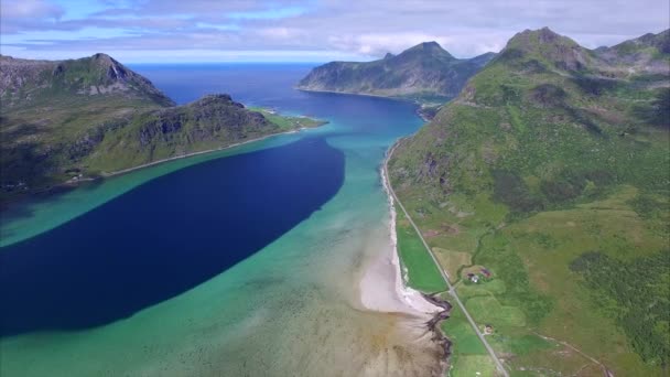 Volare in alto sopra il fiordo sul Lofoten in Norvegia — Video Stock