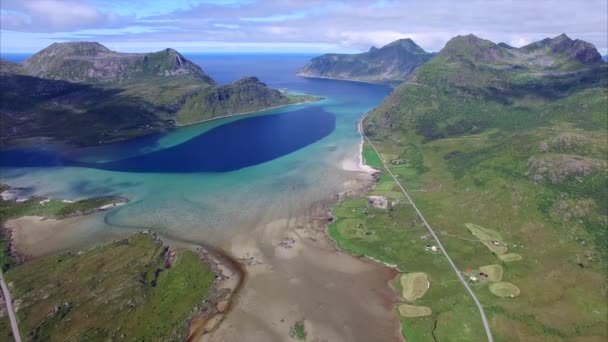 Aussichtsreiche Route um den Fjord auf den Lofoten in Norwegen — Stockvideo