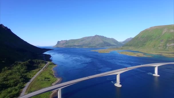 Πετώντας με καταπληκτική γέφυρα στα νησιά Λοφότεν στη Νορβηγία — Αρχείο Βίντεο
