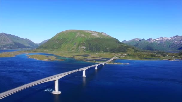 Удивительный мост на Лофотенских островах в Норвегии — стоковое видео