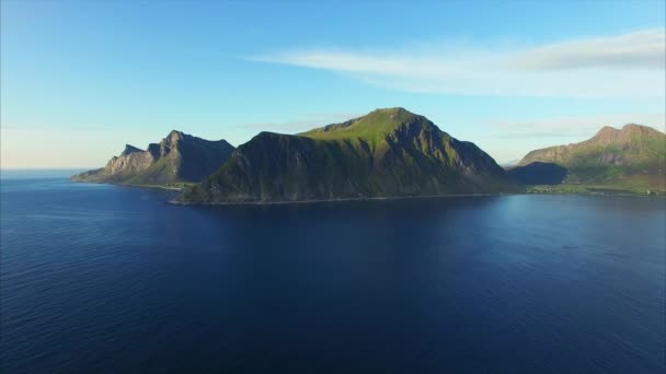 Fliegen an der malerischen Küste der Lofoten — Stockvideo