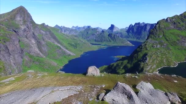 Fliegen über Wanderer auf den erhabenen Inseln in Norwegen — Stockvideo