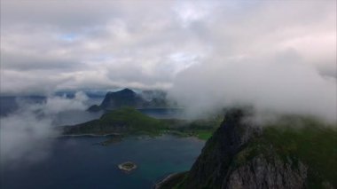 Bulutlarda Lofoten tepeler, Norveç üzerinden