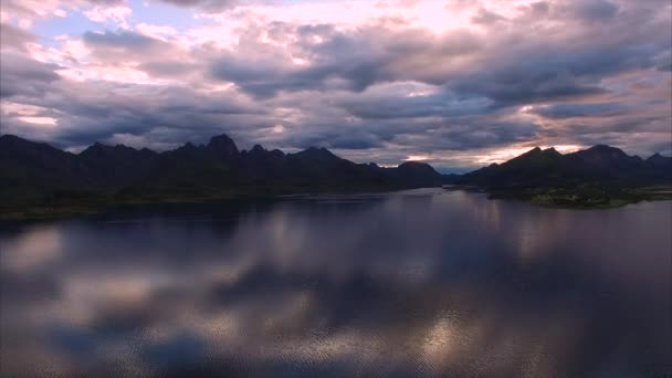 Voler haut au-dessus de la mer sur Vesteralen en Norvège — Video