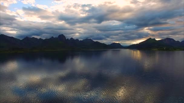 Vliegen boven fjord op Vesteralen in Noorwegen — Stockvideo