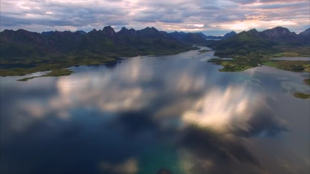 Volando hasta el agua en Vesteralen en Noruega — Vídeos de Stock