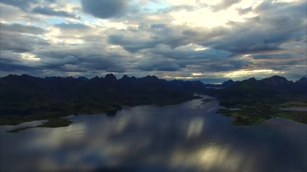 Flying magasan a fjord felett a Vesteralen Norvégiában — Stock videók