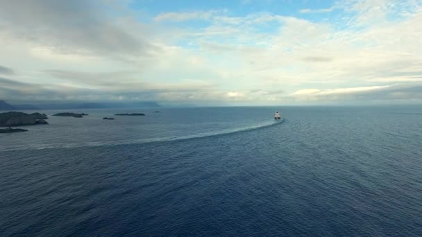 Großes Kreuzfahrtschiff an der norwegischen Küste, Luftaufnahmen — Stockvideo