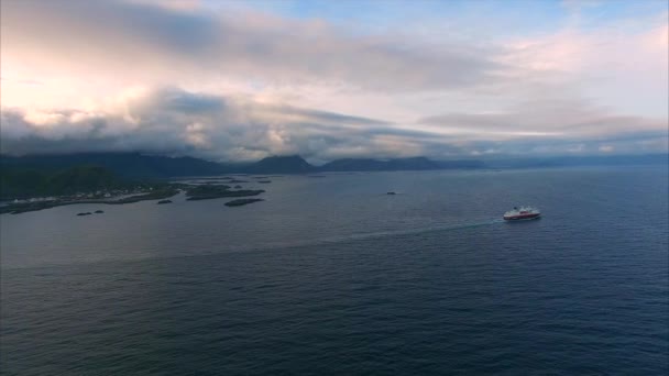 Kreuzfahrtschiff an der norwegischen Küste, Luftaufnahmen — Stockvideo