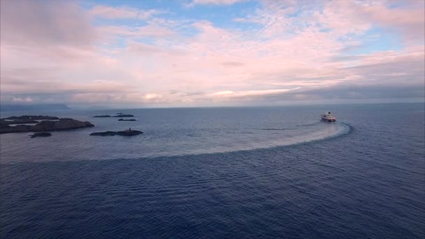 Вид с воздуха на большой круизный корабль на побережье Норвегии — стоковое видео