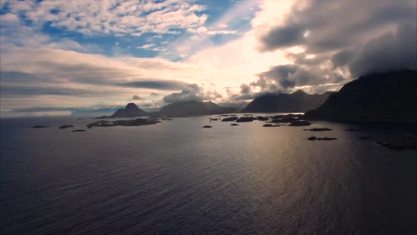 太陽に対してノルウェーの海岸での飛行 — ストック動画