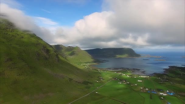 Vista aérea das terras agrícolas nas ilhas Lofoten, na Noruega — Vídeo de Stock