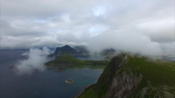 ロフォーテン諸島ノルウェー、ピークの空中映像上記の飛行 — ストック動画