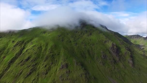 Nuvens voando sobre o topo da montanha, vista aérea — Vídeo de Stock
