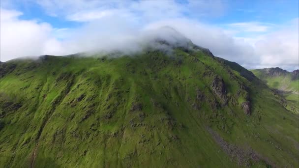 Wolken bedecken grüne Berggipfel, Luftaufnahme — Stockvideo