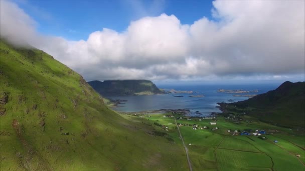 Pueblo agrícola en las islas Lofoten, vista aérea — Vídeo de stock