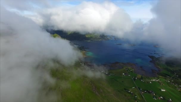 Nubes de movimiento rápido en la cima de la montaña verde, vista aérea — Vídeo de stock